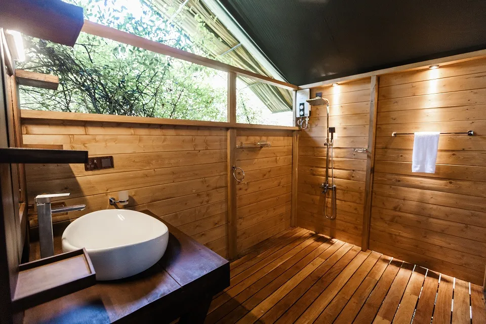 Deluxe Tent - Leopard washroom